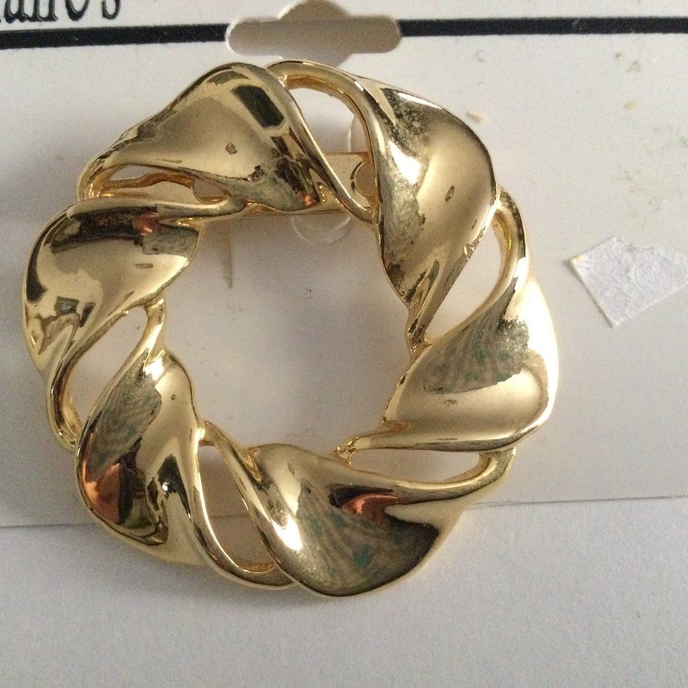 Claire's gold tone round pin brooch like new 3.5cm diameter